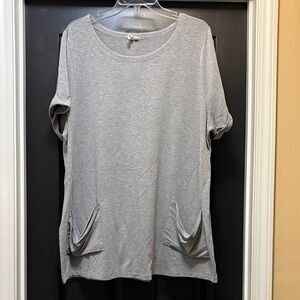Cable & Gauge Gray Short Sleeve Top with Pockets